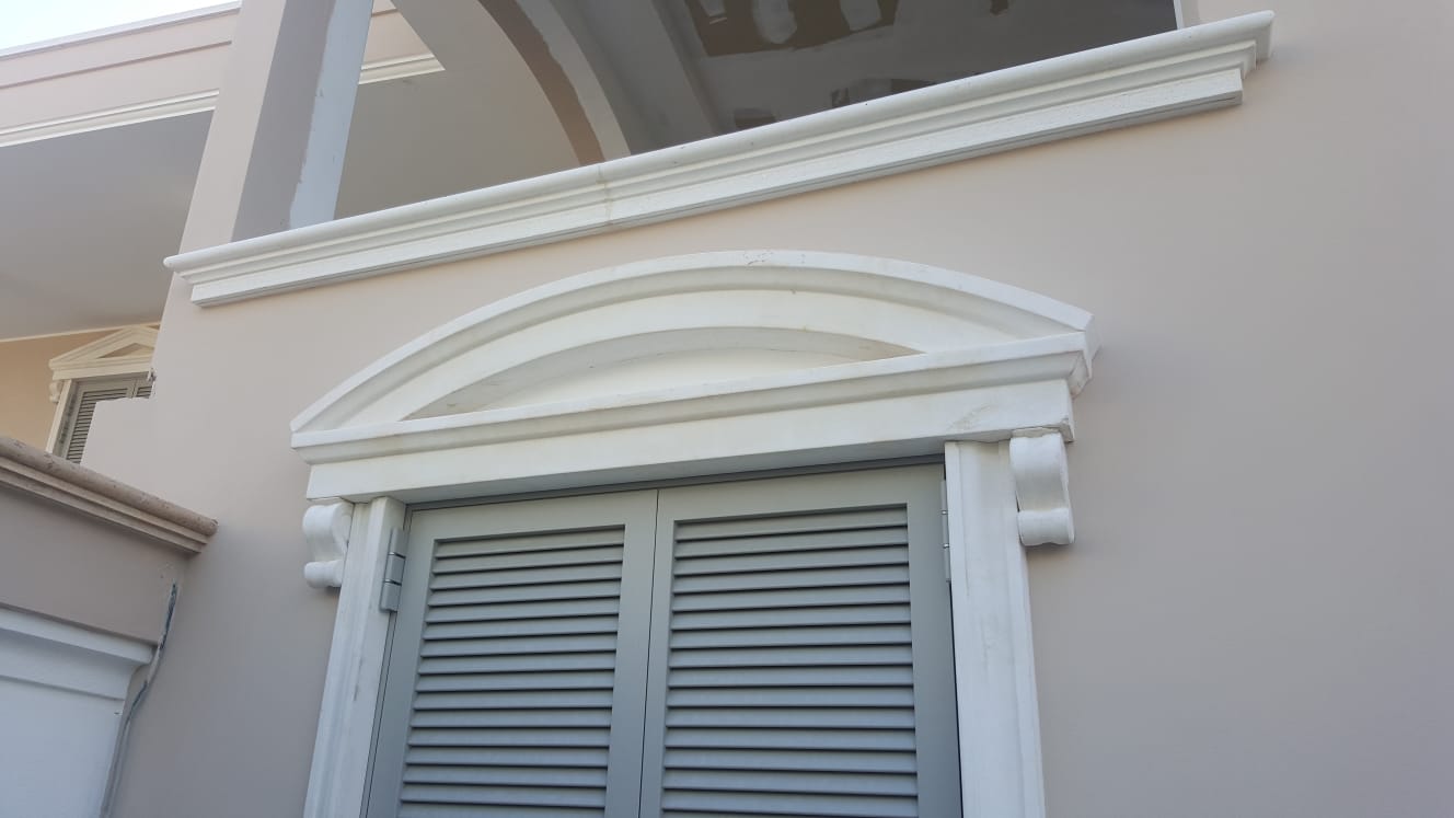 Rivestimento del profilo architettonico decorativo ornamentale su manufatti